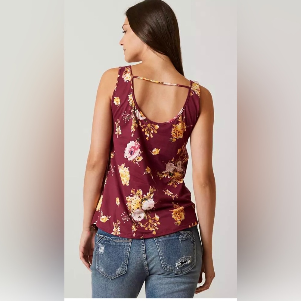 BUCKLE Red Floral Tank - Size: Medium ☀️